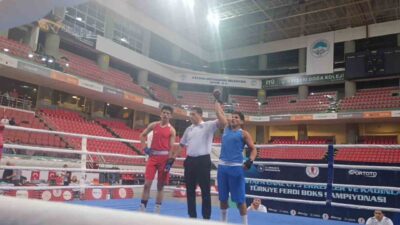 Kayseri’de düzenlenen U15 Alt Minikler Türkiye Boks Şampiyonasında ringe çıkan