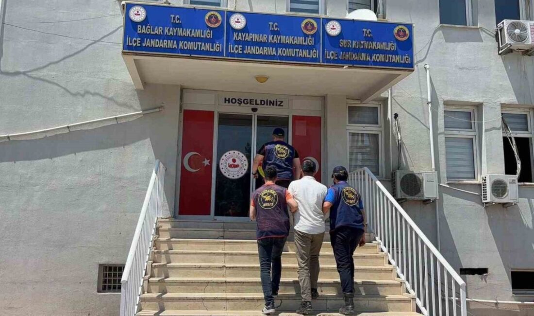 Diyarbakır’da jandarma ekiplerince düzenlenen operasyonlarda haklarında kesinleşmiş hapis cezası bulunan