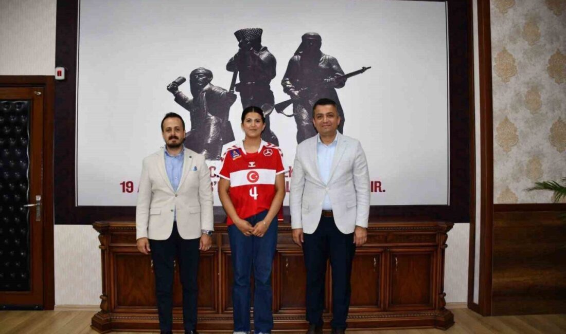 Dörtyol Kaymakamı Mehmet Keklik, U20 Hentbol Milli Takımı’na seçilen Sena