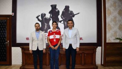 Dörtyol Kaymakamı Mehmet Keklik, U20 Hentbol Milli Takımı’na seçilen Sena