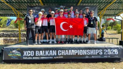 Bosna Hersek’te düzenlenen 2026 Dağ Bisikleti Balkan Şampiyonası’nda yarış sırasında