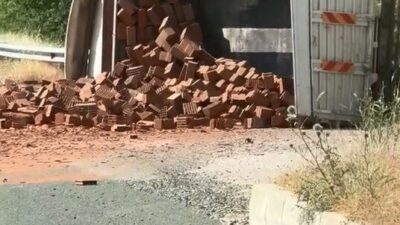 Elazığ’da kontrolden çıkan tuğla yüklü kamyon yan yattı. Kazada sürücü
