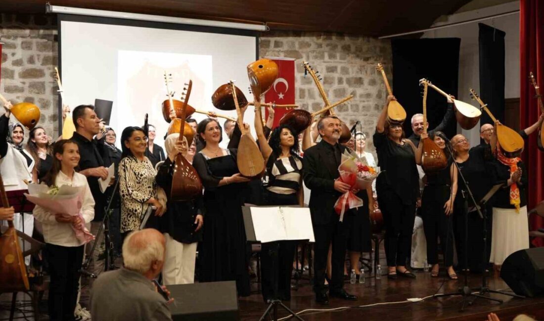 Edirne’de “Babalar Günü” dolayısıyla düzenlenen türkü gecesinde, emekli astsubaylar ve