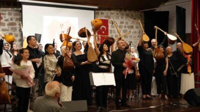 Edirne’de “Babalar Günü” dolayısıyla düzenlenen türkü gecesinde, emekli astsubaylar ve