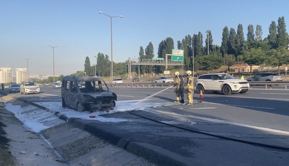 Esenyurt TEM Otoyolu’nda seyir halindeki hafif ticari araç alev alev