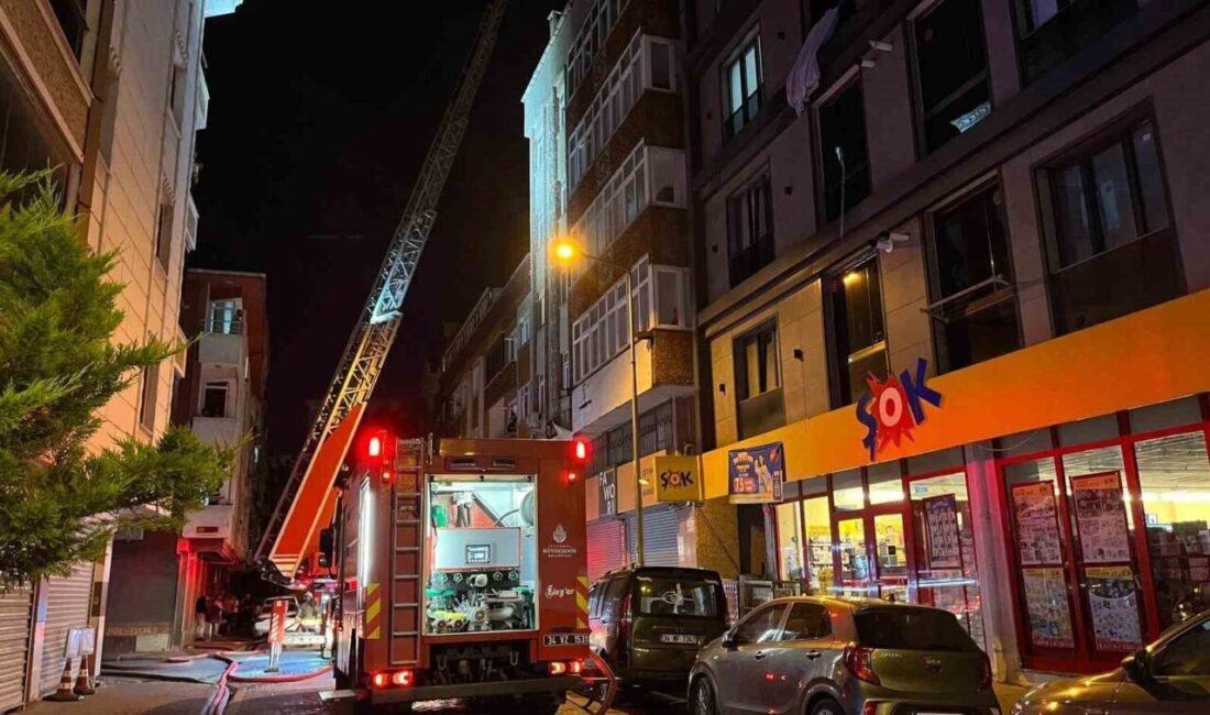 İstanbul Esenyurt’ta 4 katlı binanın çatısında bilinmeyen nedenle yangın çıktı.