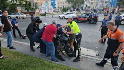 Fatih’te 3 motosikletli cadde üzerinde sabahın ilk saatlerinde kaza yaptı.