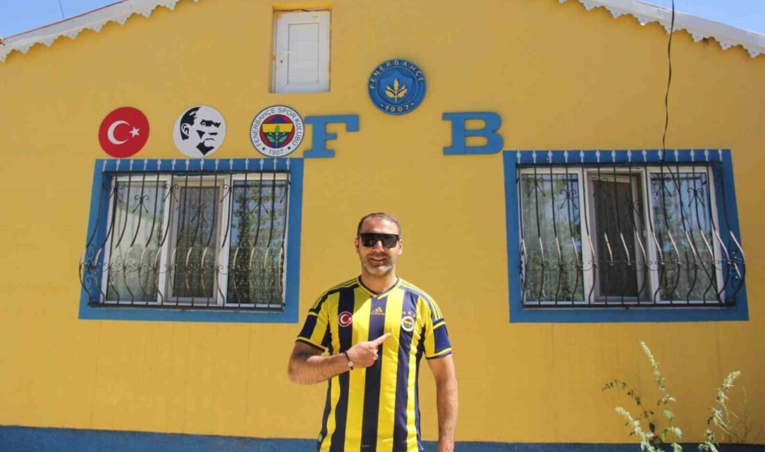 Sivas’ta yaşayan bir Fenerbahçe taraftarı evinin dış cephesini sarı ve