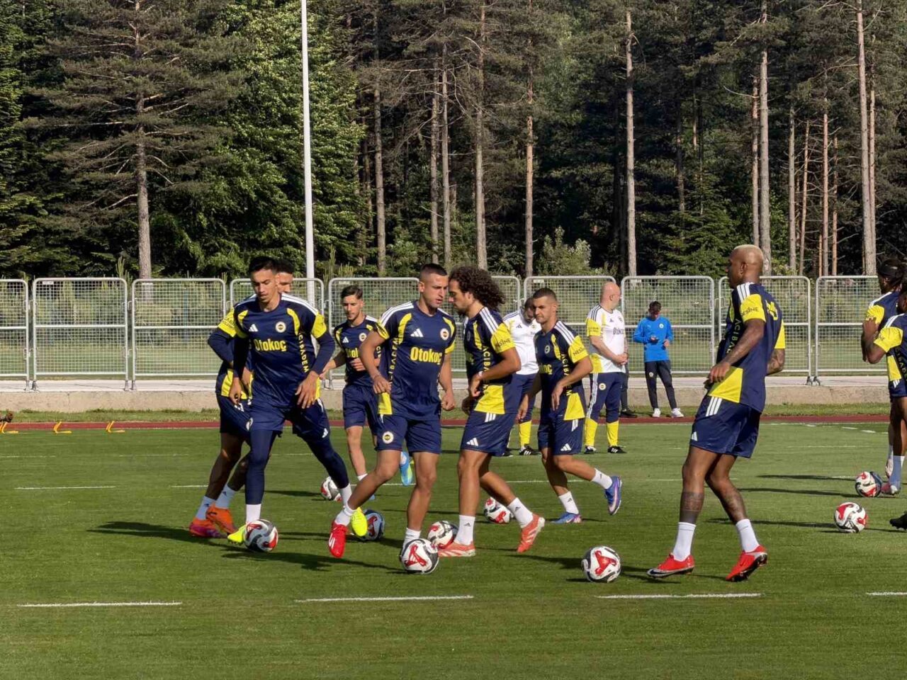 Yeni sezon hazırlıkları kapsamında Topuk Yaylası Tesisleri’nde kampa giren Fenerbahçe,