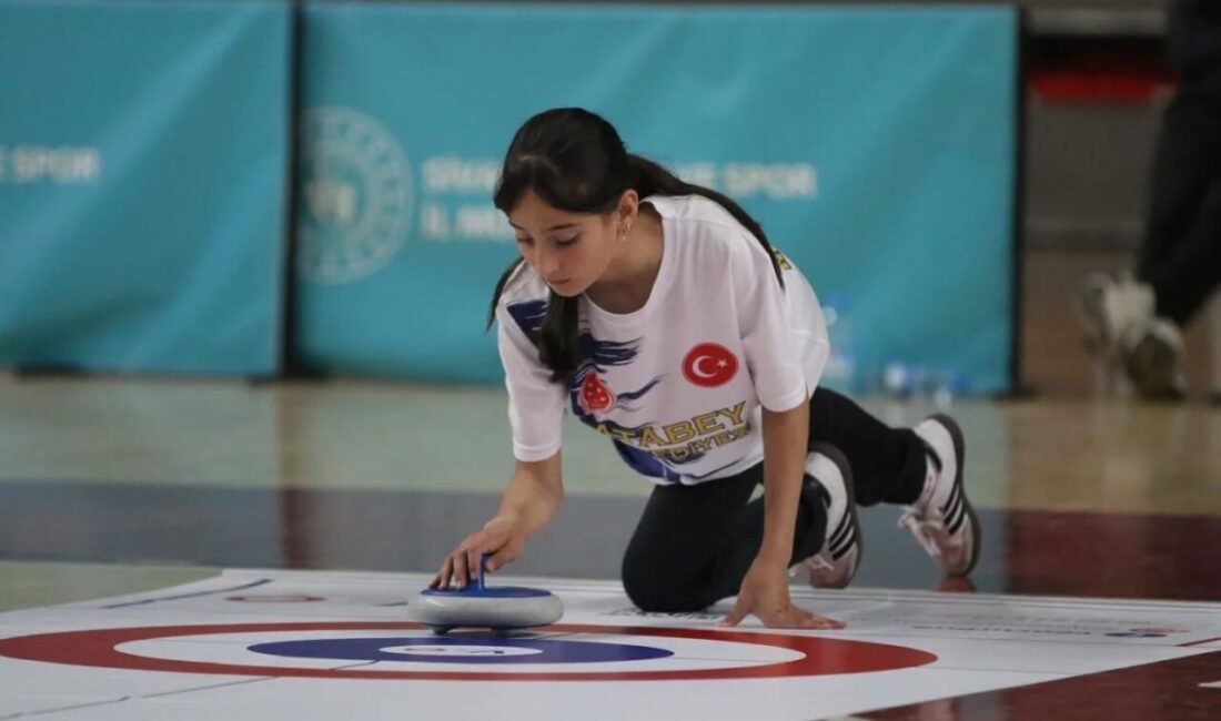 Sivas’ta düzenlenen Floor Curling Türkiye Şampiyonası’nda 28 ilden 45 takım