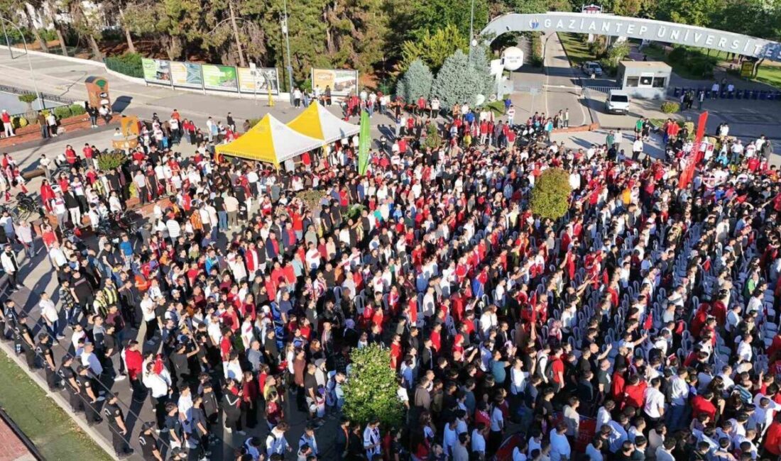 Gaziantep Büyükşehir Belediyesi tarafından kurulan led ekranda A Milli Futbol