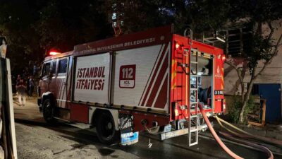 İstanbul Gaziosmanpaşa’da iki katlı gecekonduda bilinmeyen nedenle yangın çıktı. Yangın,