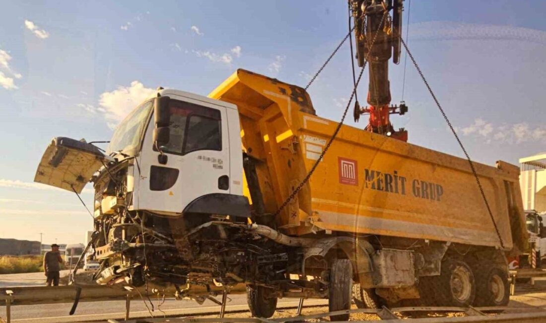 Bursa’da kontrolden çıkan hafriyat kamyonu refüje çarptı, Bursa-Karacabey kara yolunda