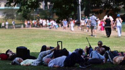 İngiltere’de termometrelerin 36.9 dereceyi göstermesiyle hava sıcaklığı, üst üste 3’üncü