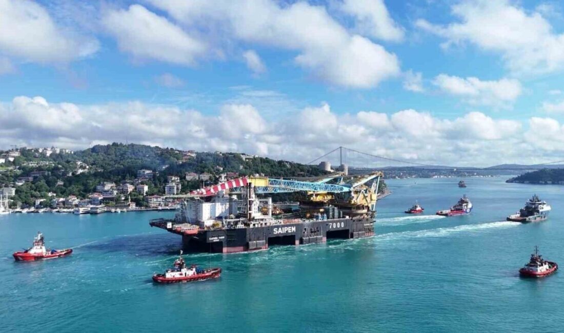 İstanbul Boğazı’ndan geçen dev vinç gemisi ’Saipem 7000’ havadan görüntülendi.