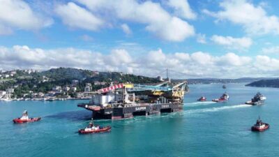 İstanbul Boğazı’ndan geçen dev vinç gemisi ’Saipem 7000’ havadan görüntülendi.