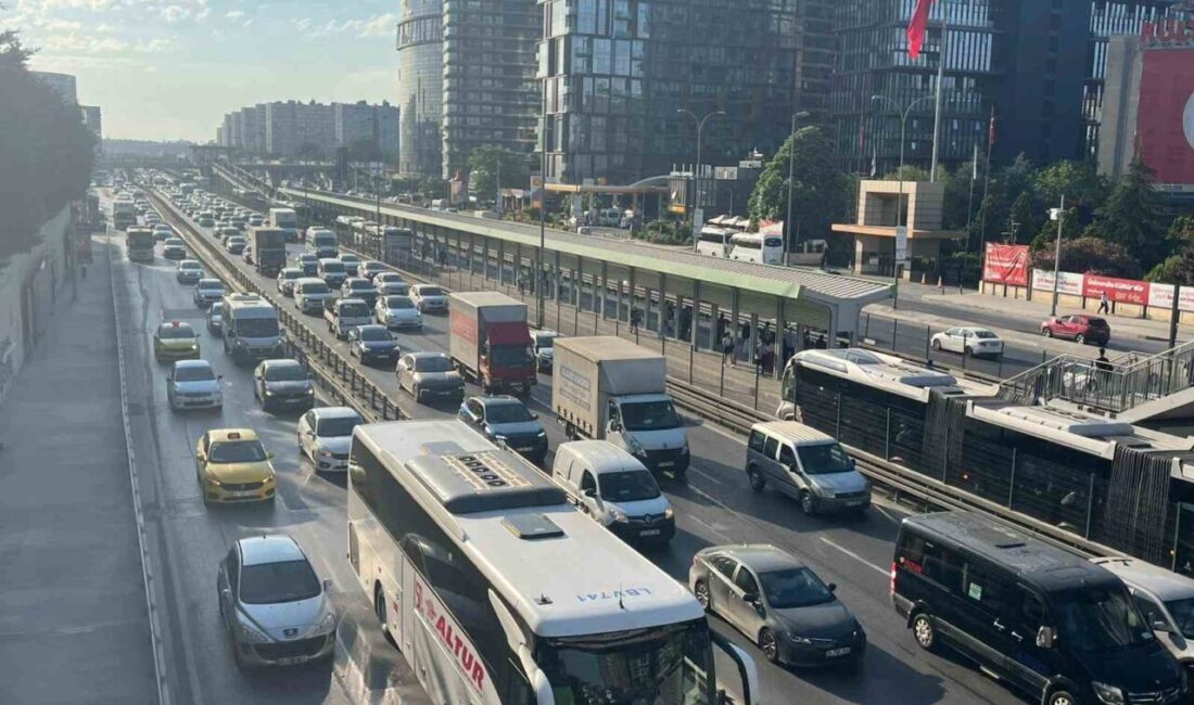 İstanbul’da bayram tatili sonrası trafik yoğunluğu yüzde 58’e ulaştı. D-100