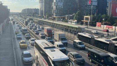 İstanbul’da bayram tatili sonrası trafik yoğunluğu yüzde 58’e ulaştı. D-100