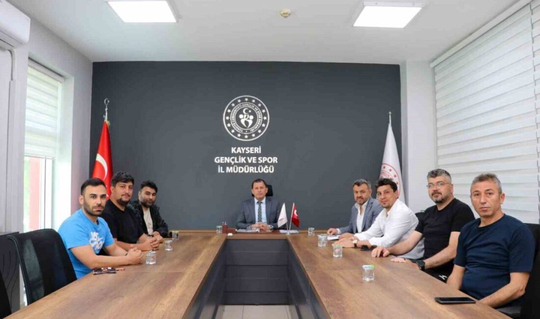 Kayseri Gençlik ve Spor İl Müdürlüğü toplantı salonunda, kayak branşının
