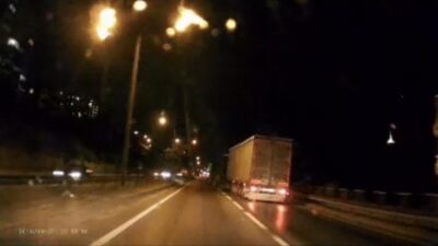 Gemlik’ten Bursa istikametine seyir halinde olan bir tır, Dörtyol mevkiindeki
