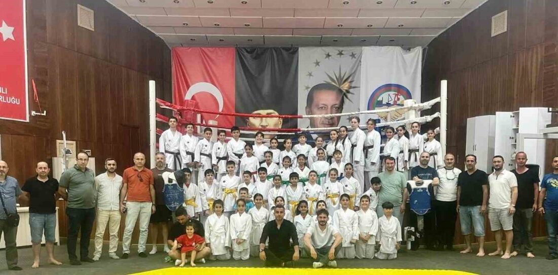 Körfez’de düzenlenen karate kuşak sınavını başarıyla geçen 45 sporcu yeni