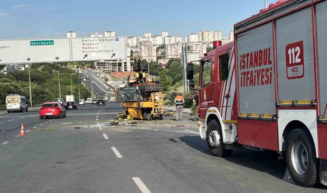 İstanbul Küçükçekmece’de iş makinesi taşıyan çekici, kontrolden çıkarak devrildi. Kazada