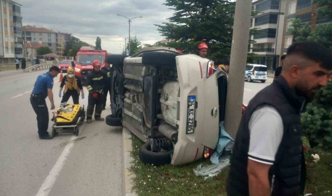Konya’nın Kulu ilçesinde sürücüsünün direksiyon hakimiyetini kaybettiği otomobilin refüje çıkarak