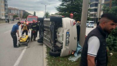 Konya’nın Kulu ilçesinde sürücüsünün direksiyon hakimiyetini kaybettiği otomobilin refüje çıkarak