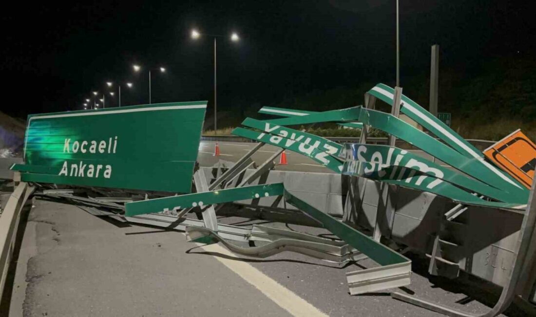 Kuzey Maramara Otoyolu’nda hafriyat kamyonun açılan damperi tabelaya çarptı. Dorse