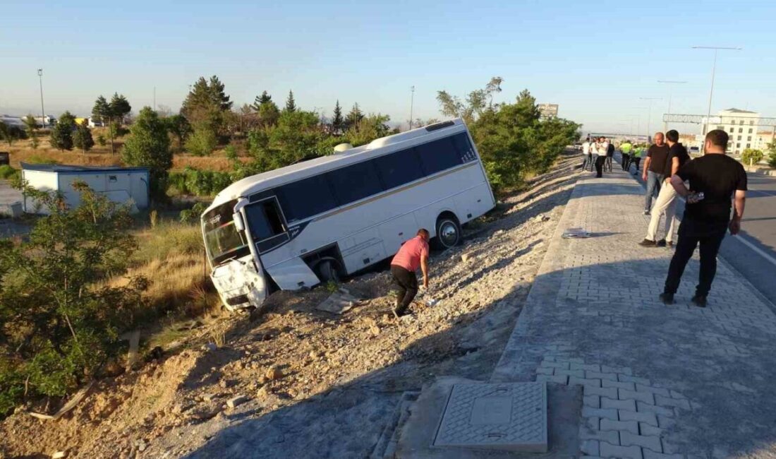 Malatya’da seyir halindeyken lastiği patlayan servis aracının şarampole devrilmesi sonucu