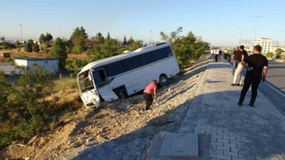 Malatya’da seyir halindeyken lastiği patlayan servis aracının şarampole devrilmesi sonucu