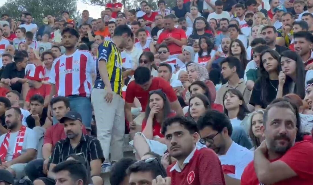 Kaş Kaymakamlığı tarafından düzenlenen etkinlikte Türkiye ile Paraguay arasında oynanan