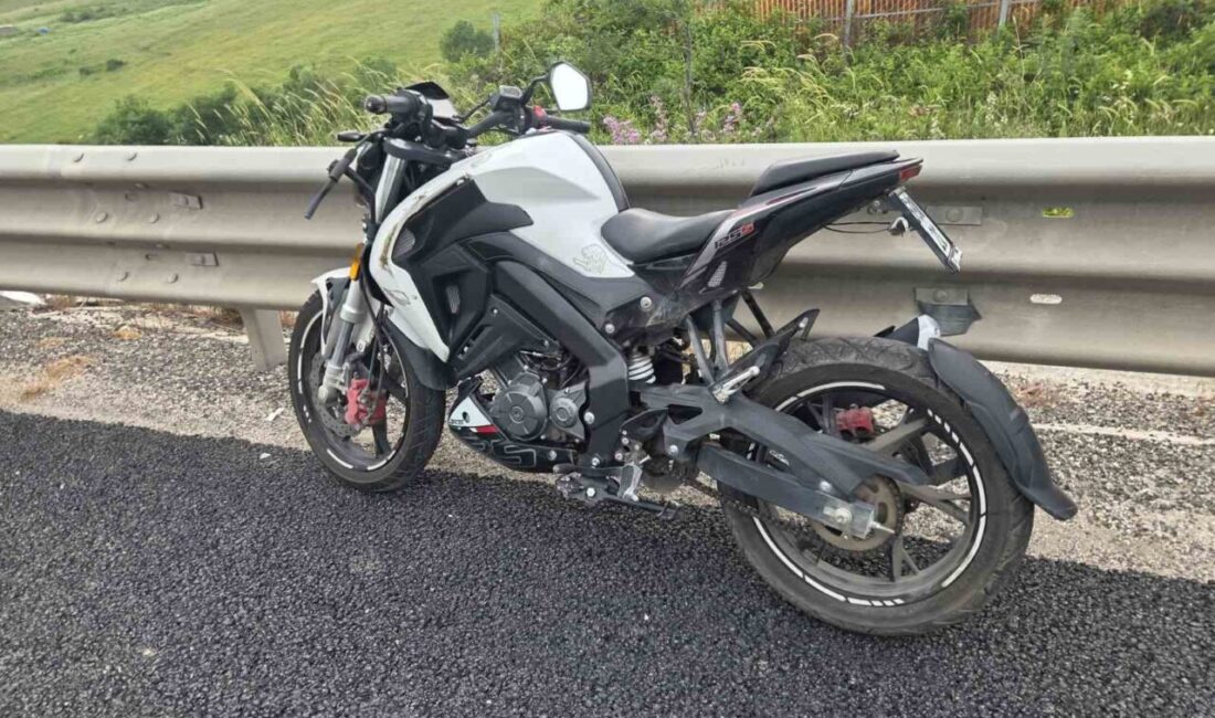 Bursa’nın Yalova karayolu Süpürgelik mevkiinde virajda kontrolden çıkan motosiklet savruldu.