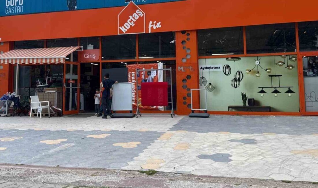 Muğla’nın Menteşe ilçesinde faaliyet gösteren Koçtaş mağazası gece saatlerinde taşlı