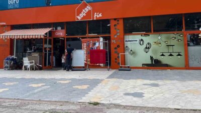 Muğla’nın Menteşe ilçesinde faaliyet gösteren Koçtaş mağazası gece saatlerinde taşlı
