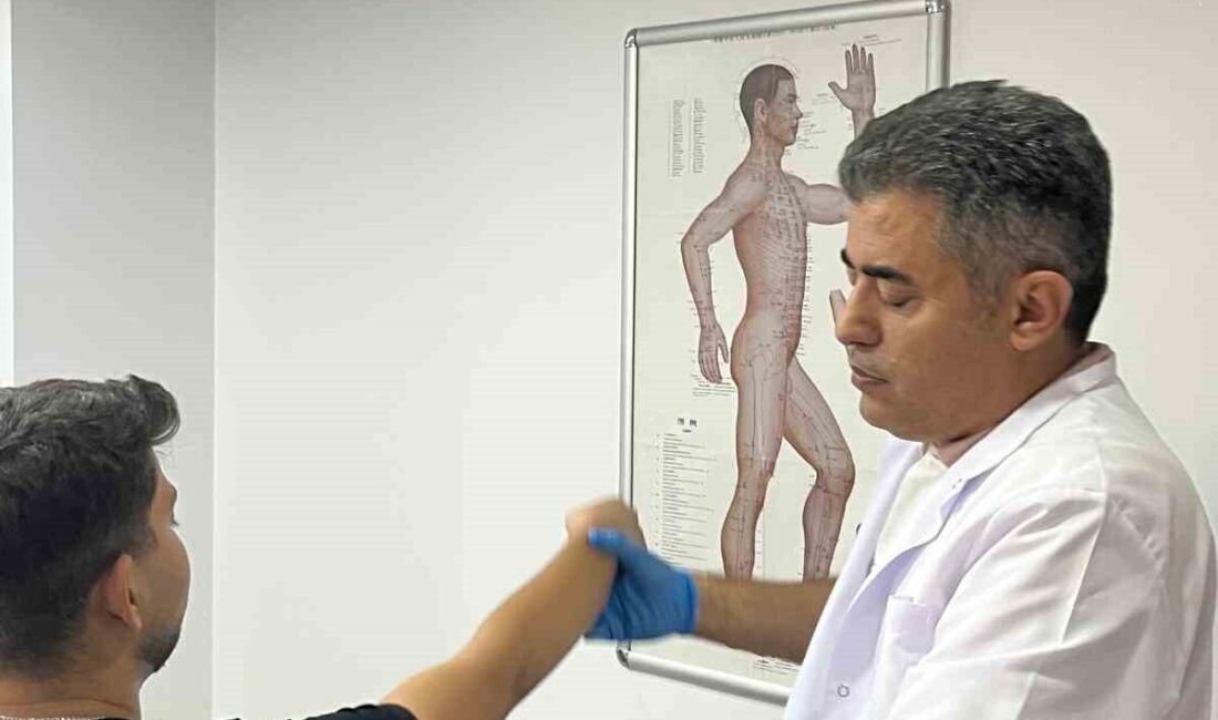 Fizik Tedavi ve Rehabilitasyon Uzmanı Prof. Dr. İrfan Koca, omuz