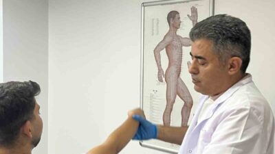Fizik Tedavi ve Rehabilitasyon Uzmanı Prof. Dr. İrfan Koca, omuz