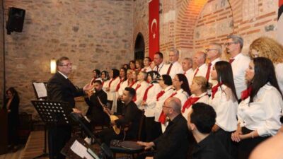 Bursa’da Osmangazi Belediyesi Türk Halk Müziği Topluluğu, dönem sonu konserinde