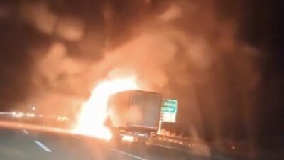 TEM Otoyolu Bolu geçişinde seyir halindeyken motoru alev alan tır