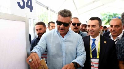 Fenerbahçe Başkanı Sadettin Saran, Fenerbahçe olağanüstü seçimli genel kurulunda oyunu