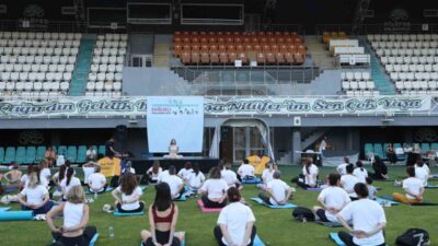 Nilüfer Belediyesi’nin “Uluslararası Yoga Günü” dolayısıyla düzenlediği etkinlik yoga meraklılarını