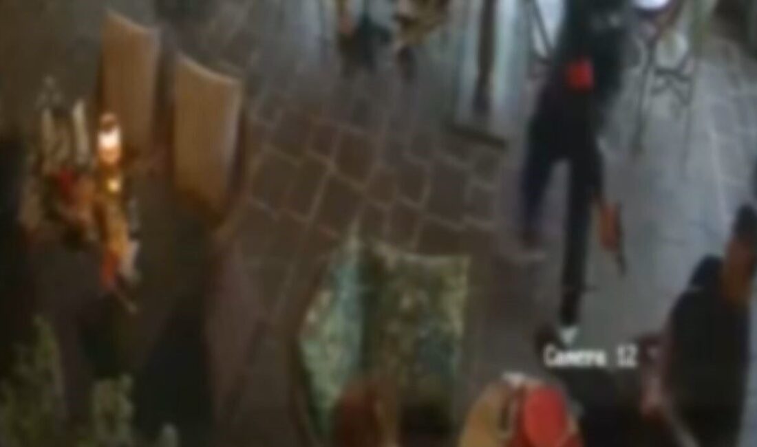 İstanbul Sarıyer’de bir AVM’deki kafeteryada oturan galerici ve adamı Barış