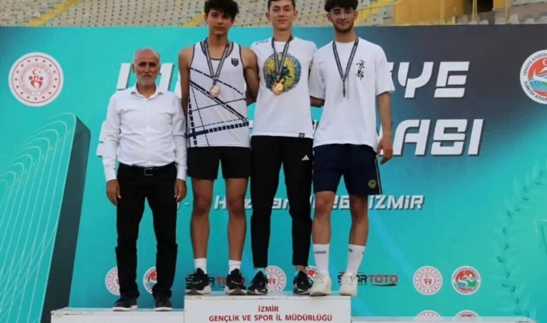 İzmir’de düzenlenen U18 Türkiye Atletizm Şampiyonası’nda mücadele eden Sivaslı sporcular,