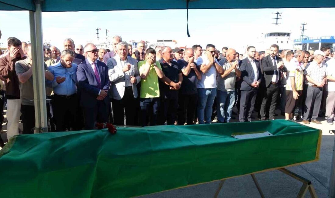 Sivastopol açıklarındaki saldırıda hayatını kaybeden Trabzonlu balıkçı son yolculuğuna uğurlandı.