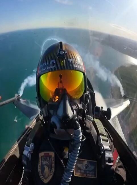 SOLOTÜRK F-16 Gösteri Ekibi’nin İstanbul semalarında yaptığı gösteri kokpit kamerasına