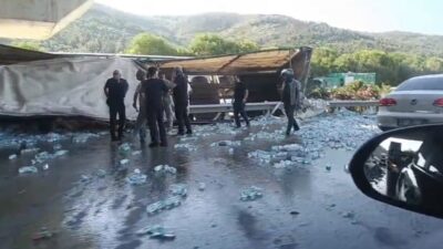 Bursa’da kontrolden çıkan su yüklü tırın bariyerlere ve hızlı tren