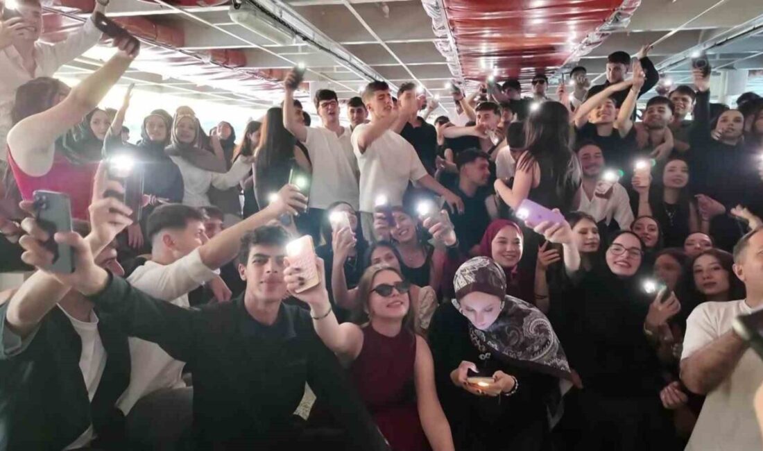 Ümraniye Belediyesi tarafından ilçede eğitimini tamamlayarak mezun olan 12’nci sınıf