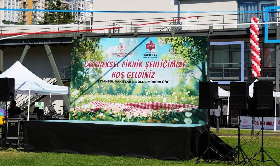 Vakıflar Genel Müdürlüğü, burs alan 100 öğrenci ve ailelerine özel