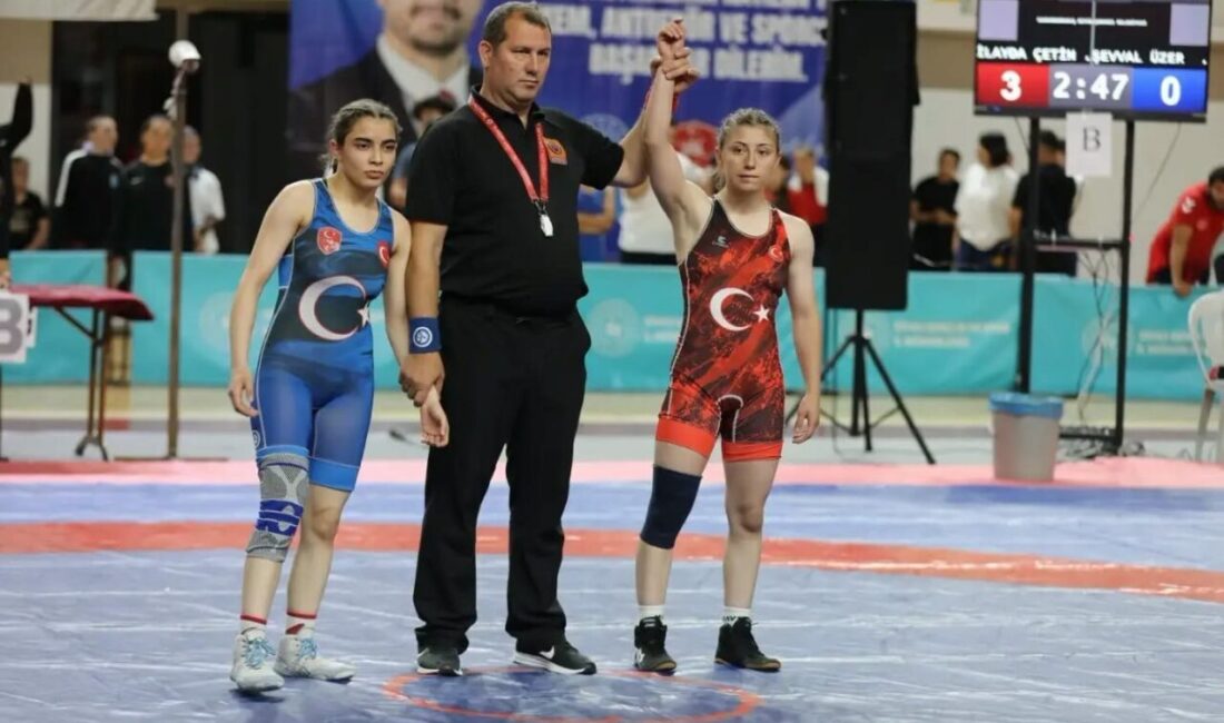 Sivas’ta düzenlenen Yıldızlar Güreş Yeşilay Türkiye Şampiyonası, devam ediyor. Taha