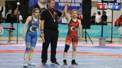 Sivas’ta düzenlenen Yıldızlar Güreş Yeşilay Türkiye Şampiyonası, devam ediyor. Taha